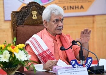 LG Reviews sector-wise progress of Central, J&K Govt. schemes, dev projects in Kulgam