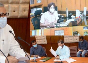 Govt to book defaulters under stringent laws to check essential commodities’ prices: Advisor Khan