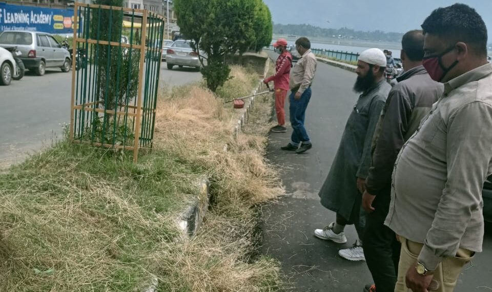 SMC removes grass,weeds, slit, dirt from South Srinagar Ward 32