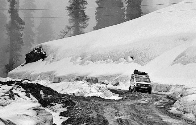 Fresh Snowfall shuts Gurez road; 38 trapped vehicles rescued