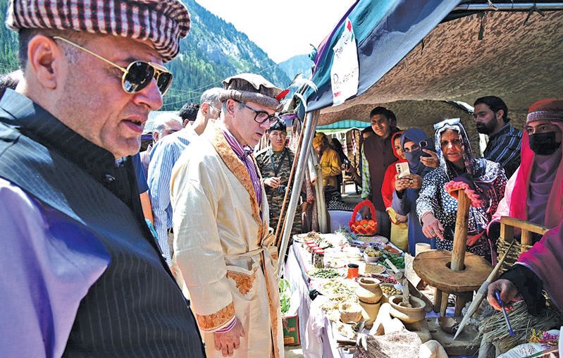 CM Omar attends National Tribal Festival at Gurez