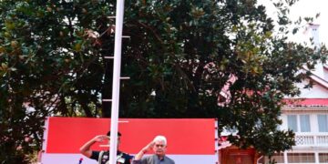 LG Manoj Sinha Hoists Tricolour at Lok Bhavan, Pays Tribute to Freedom Fighters