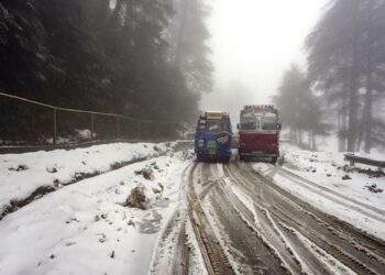 Heavy Snowfall hits normal life, disrupts traffic on highways, train travel, flights at Srinagar Airport