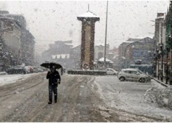 Heavy snowfall cripples Kashmir, power infra suffers 70% damage