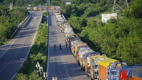 Thousands of stranded trucks move to Srinagar as one way traffic allowed Tuesday evening continues on Kashmir highway Thousands of stranded trucks move to Srinagar as one way traffic allowed Tuesday evening continues on Kashmir highway