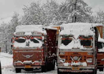 Heavy Snowing hits flight operations,  highway  traffic in Kashmir on 3rd consecutive day day