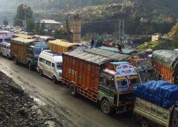 Heavy Rain, Shooting Stones Halt Traffic on Jammu-Srinagar National Highway 