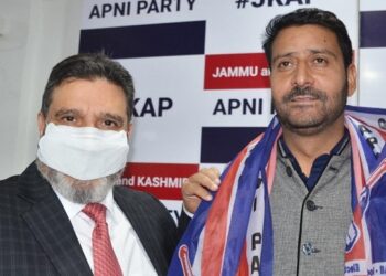Chairman MC Ang alongwith 21 councilors join JKAP, Altaf Bukhari welcomes them into party fold