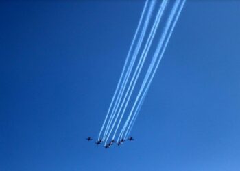 IAF conducts air show at Dal Lake