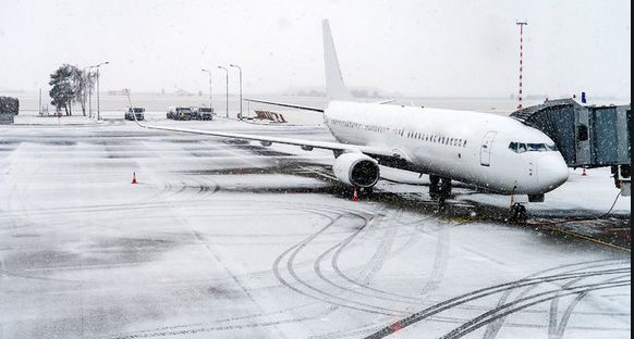 37 flights cancelled, Sgr-Jmu highway closed, snowing continues in Kashmir