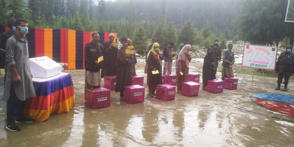 17 INF brigade distributes food items , cash among needy at Nowgam Handwara