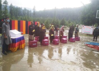 17 INF brigade  distributes food items , cash among needy at Nowgam Handwara