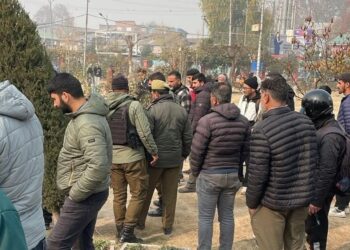 * sets herself ablaze at Pratap Park, Girl moved to hospital, Police launch probe*