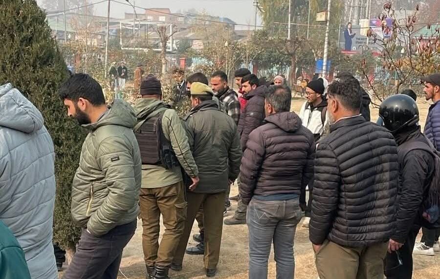 * sets herself ablaze at Pratap Park, Girl moved to hospital, Police launch probe*