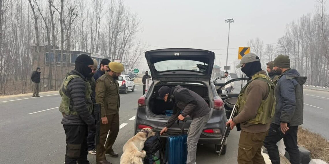 *Anantnag Police intensifies vehicle checking on Jammu-Srinagar Highway in Bijbehara*