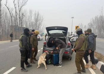 *Anantnag Police intensifies vehicle checking on Jammu-Srinagar Highway in Bijbehara*