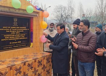 DC Baramulla Lays Foundation Stone of Transit Accommodation at Dak Bungalow