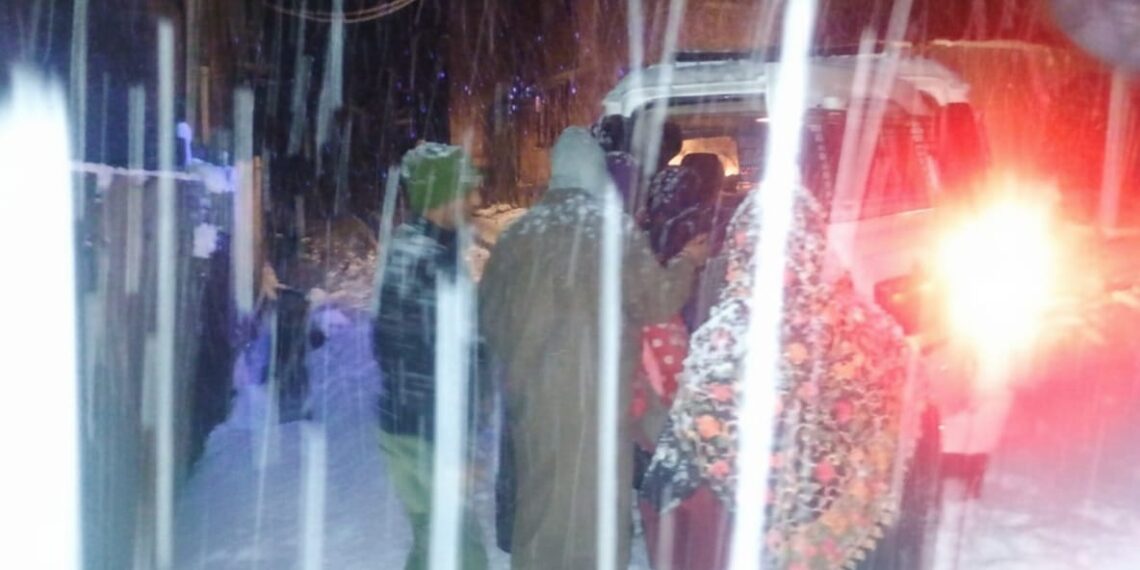 *Baramulla Police Conduct Rescue Operations and Provide Medical Assistance Amid Snowfall*