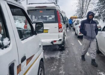 Slippery Gulmarg Road Triggers Massive Traffic Jam