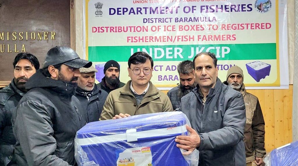 DC Baramulla Distributes Ice Boxes Among Fishermen to Improve Fish Storage, Quality, and Market Access