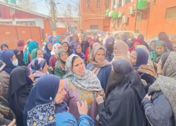 *ASHA Workers Protest in Srinagar, Seek Implementation of Minimum Wages Act*