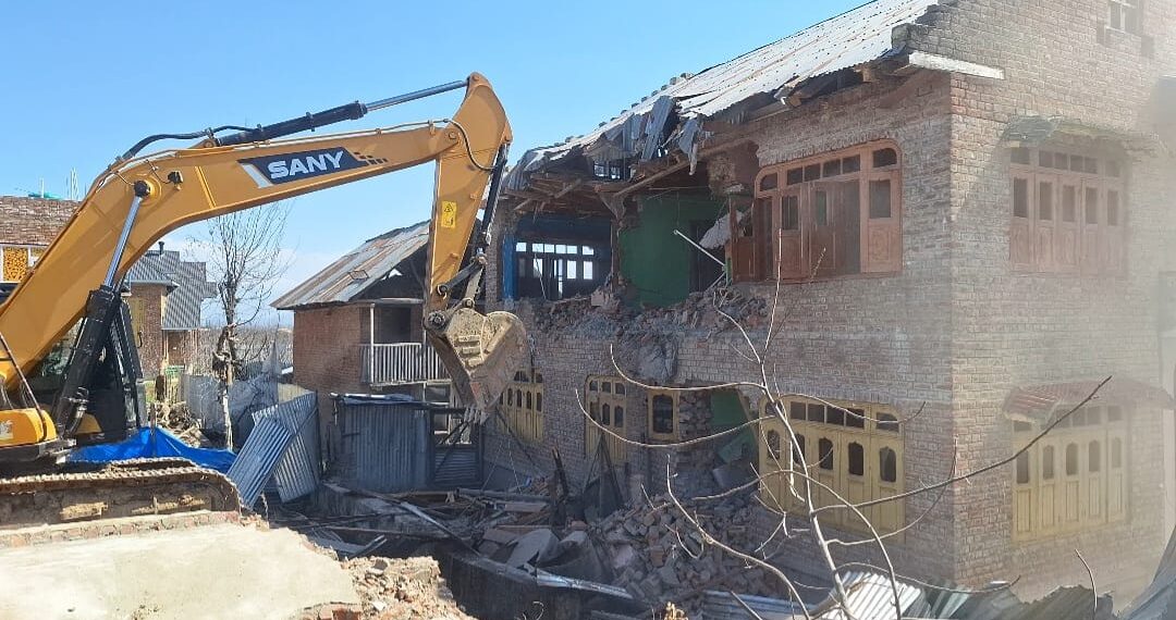 *Anti-Encroachment Drive Along NH-444 in Kulgam: Illegal Structures, Including Residential House, Demolished*