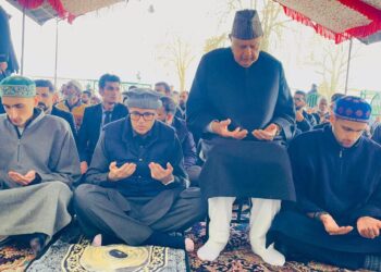 *Omar, Farooq Abdullah join thousands gathered at Hazratbal Shrine for Eid-ul-Fitr*