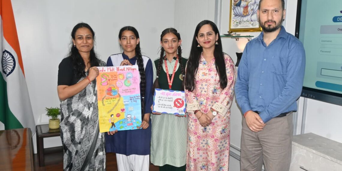 Director Information felicitates Winners of ‘Talent Vista-Poster Making, Slogan Writing Competition on Nasha Mukt Abhiyaan’ at Jammu