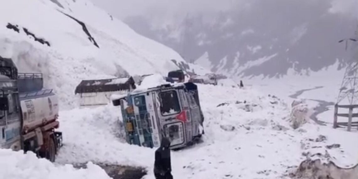 Avalanche in Drass disrupts Sonamarg-Kargil route; drivers injured