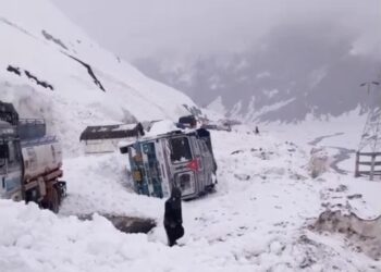 Avalanche in Drass disrupts Sonamarg-Kargil route; drivers injured