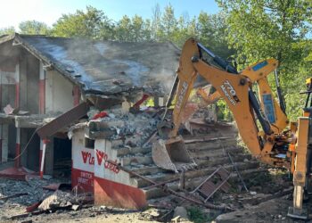 Police demolish 15-Shop illegal Commercial Complex of drug peddler Worth Rs 1 Crore in Anantnag