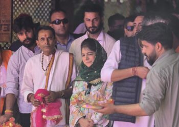Mehbooba Mufti Visits Kheer Bhawani Shrine, Extends Greetings to Devotees