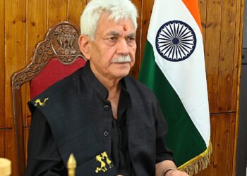 LG Sinha Reviews Management of Amarnath Yatra; Appeals to Pilgrims to Travel Only After Obtaining Valid Registration