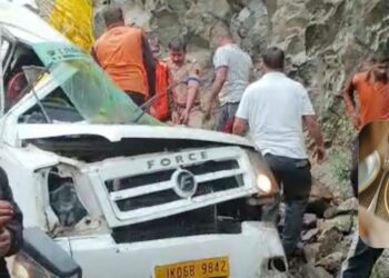 Several Injured As Shooting Stone Hits Tempo On Jammu-Srinagar Highway At Ramsoo