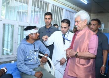 LG Sinha Visits SKIMS, Inquires About Health of Pilgrims Injured in Ganderbal Accident