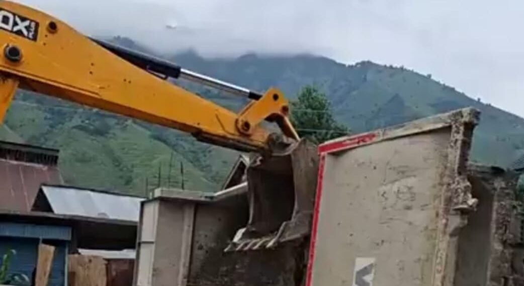 Dumper Overturns on SSG Road in Ganderbal, No Casualties Reported