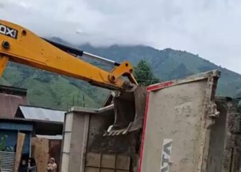 Dumper Overturns on SSG Road in Ganderbal, No Casualties Reported