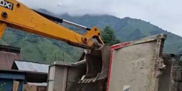 Dumper Overturns on SSG Road in Ganderbal, No Casualties Reported