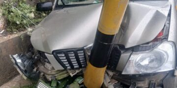 Five Injured as Xylo Rams Into Electric Pole at Hayan Bridge in Ganderbal