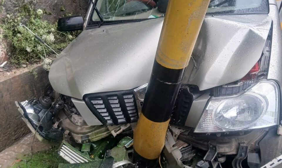 Five Injured as Xylo Rams Into Electric Pole at Hayan Bridge in Ganderbal