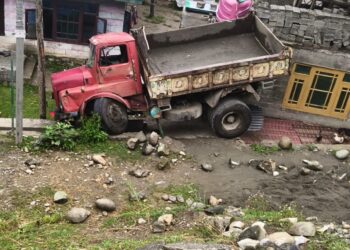 Driver injured as Tipper Overturns in Ganderbal