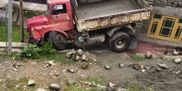 Driver injured as Tipper Overturns in Ganderbal
