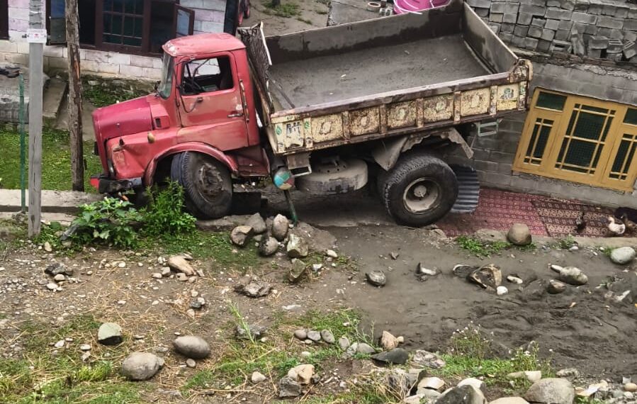 Driver injured as Tipper Overturns in Ganderbal