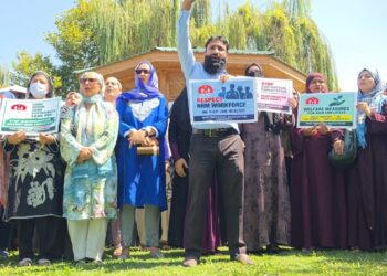 NHM Employees in Ganderbal Raise ‘Equal Work, Equal Pay’ Demand, Seek Regularisation and Job Security