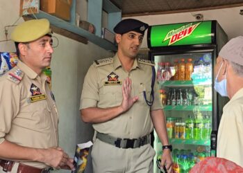 No Escape From Ganderbal Police: Cigarette Sellers Near Schools, Colleges Under Watch