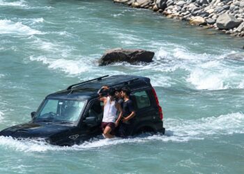 Scorpio Stranded in Nallah Sindh Near Sonamarg During Alleged Stunt Attempt