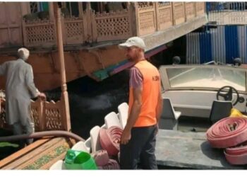 Houseboat Sinks in Dal Lake, Tourists, Family Members Safely Evacuated