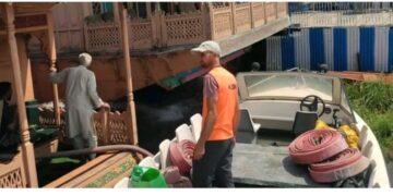 Houseboat Sinks in Dal Lake, Tourists, Family Members Safely Evacuated
