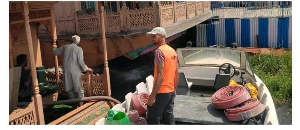 Houseboat Sinks in Dal Lake, Tourists, Family Members Safely Evacuated