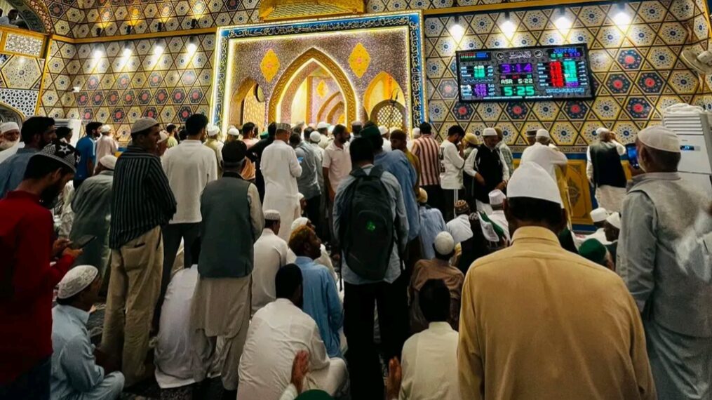 Thousands Throng Hazratbal For Night-Long Prayers On Eve Of Eid-e-Milad-un-Nabi (SAW); Holy Relic Displayed
